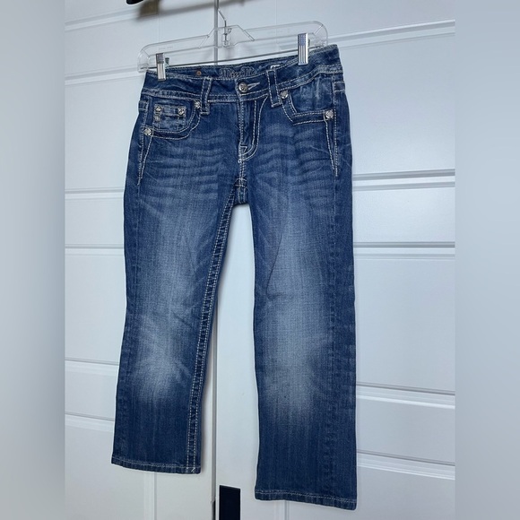 Miss Me Fleur de Lis Sequin Studded Rhinestones Cuffed Cropped Capri Jeans Low - Picture 2 of 8